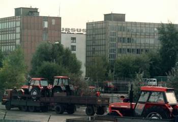 Opuszczony Ursus w Warszawie: traktory wyprodukowane w fabryce